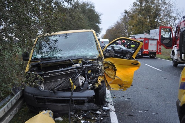 W poniedziałek rano na drodze wojewódzkiej nr 434 w okolicy Zbrudzewa koło Śremu doszło do zderzenia samochodu osobowego marki Mercedes z busem marki Volkswagen. W wypadku zostały ranne trzy osoby. Zobacz zdjęcia z wypadku ----->