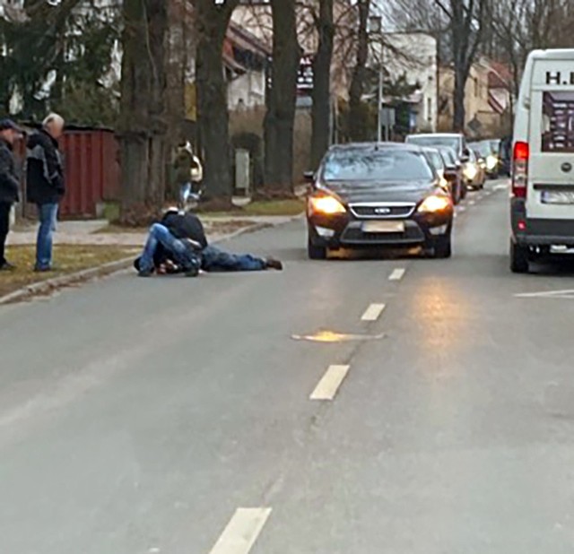 Do wypadku doszło w piątek, 14 lutego, po południu na ul. Kożuchowskiej w Zielonej Górze. Auto potrąciło mężczyznę. Zdjęcie zrobione przez Czytelnika