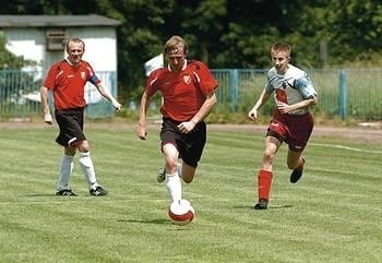 Gracze Słomniczanki (w czerwonych strojach) na razie nie mają trenera Fot. Michał Klag