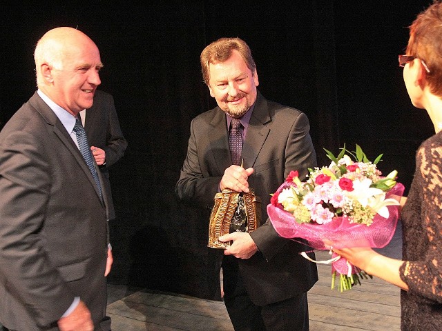 Tadeusz Konieczny, dyrektor Krakowskiego Teatru Sceny STU ( w środku) odbiera nagrodę publiczności od prezydenta Grudziądza Roberta Malinowskiego i dyrektor teatru w Grudziądzu, Anny Janosz-Olszowy.