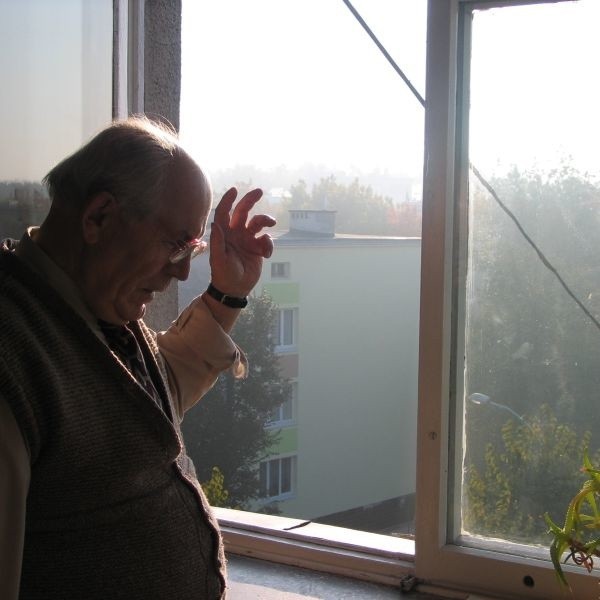 Władysław Marusiak, mieszkaniec bloku przy Alei Niepodległości narzeka na widok kabla z okna.