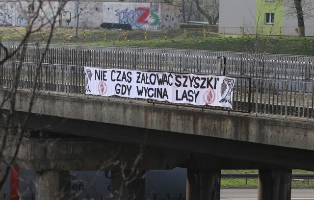 Baner z napisem NIE CZAS ŻAŁOWAĆ SZYSZKI, GDY WYCINAJĄ LASY zawisł na wiadukcie nad trasą S86 w Sosnowcu