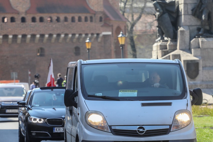 Krakowscy przedsiębiorcy protestowali w samochodach. Interweniowała policja. Posypały się mandaty [ZDJĘCIA]