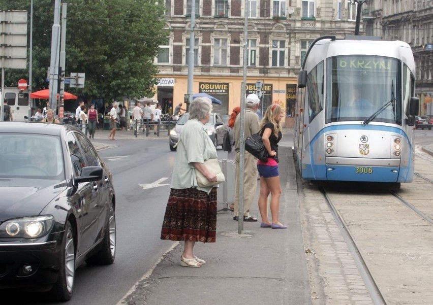 Niebezpieczny przystanek na ul. Drobnera. Czy musi dojść do tragedii? (LIST, FOTO)