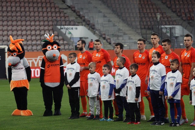 25.11.2018 lubin ekstraklasa pilka nozna mecz zaglebie lubin - legia warszawa zawodnicy z lubina w pomaranczowych strojach nz druzynagazeta wroclawskapiotr krzyzanowski/polska press grupa