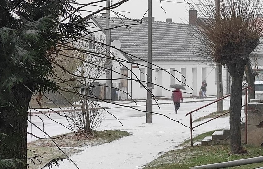 Dzieci się cieszą licząc na to, że po południu uda im się...