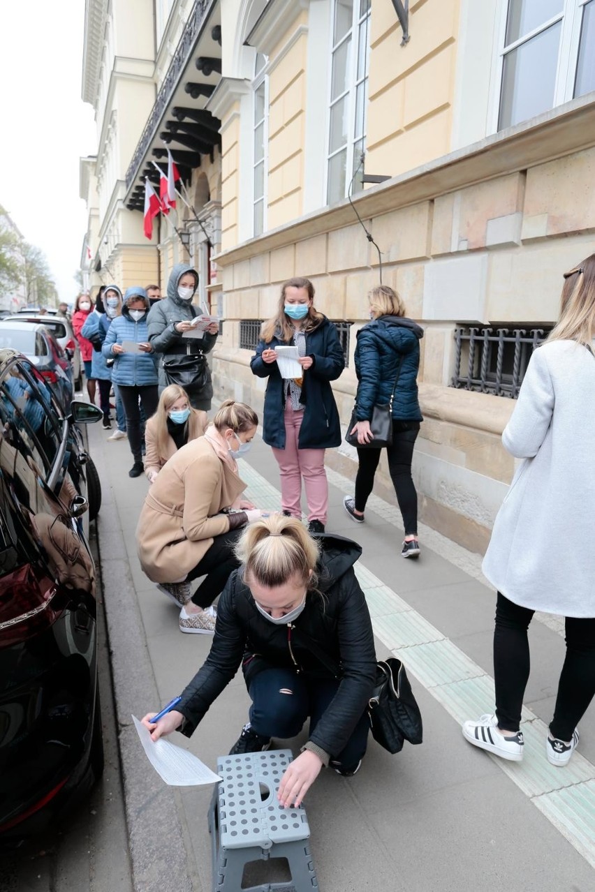 Szczepienia bez rejestracji. Warszawa: Akcja "Zaszczep się w majówkę" przyciągnęła tłumy [ZDJĘCIA] Mobilny punkt szczepień na placu Bankowym