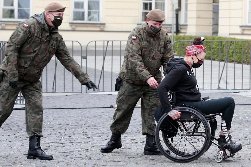 Szczepienia bez rejestracji. Warszawa: Akcja "Zaszczep się w majówkę" przyciągnęła tłumy [ZDJĘCIA] Mobilny punkt szczepień na placu Bankowym