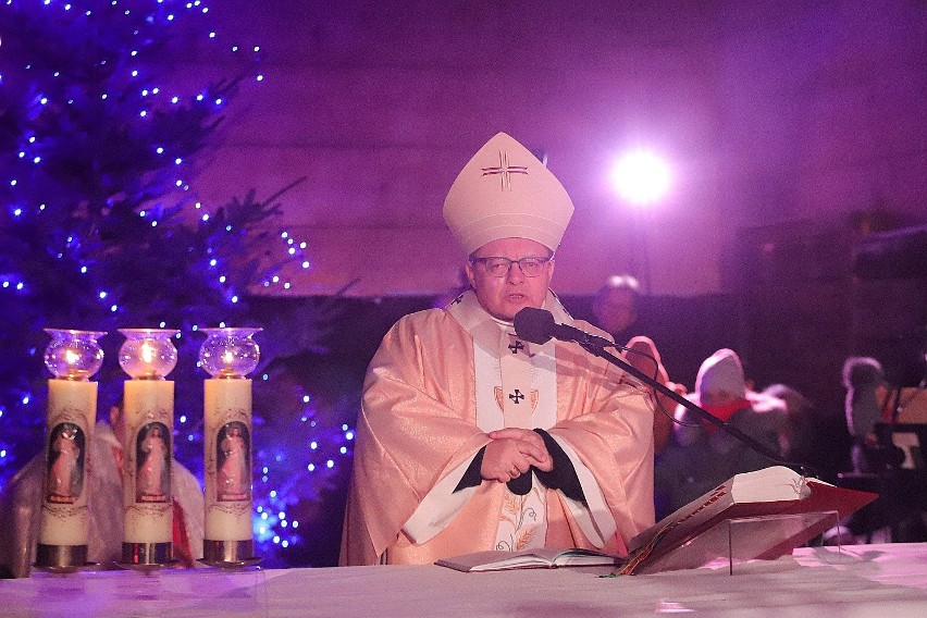 Arcybiskup Ryś na pasterce w kościele na łódzkich Bałutach