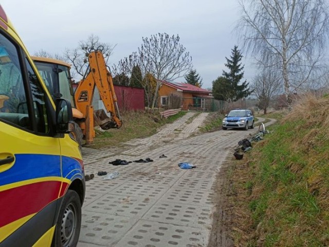 W Koniecwałdzie (gmina Sztum) doszło do groźnego wypadku drogowego z udziałem rowerzysty i koparki