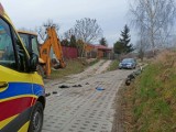 Wypadek w Koniecwałdzie. Rowerzysta zderzył się z koparką. W stanie ciężkim trafił do szpitala. ZDJĘCIA