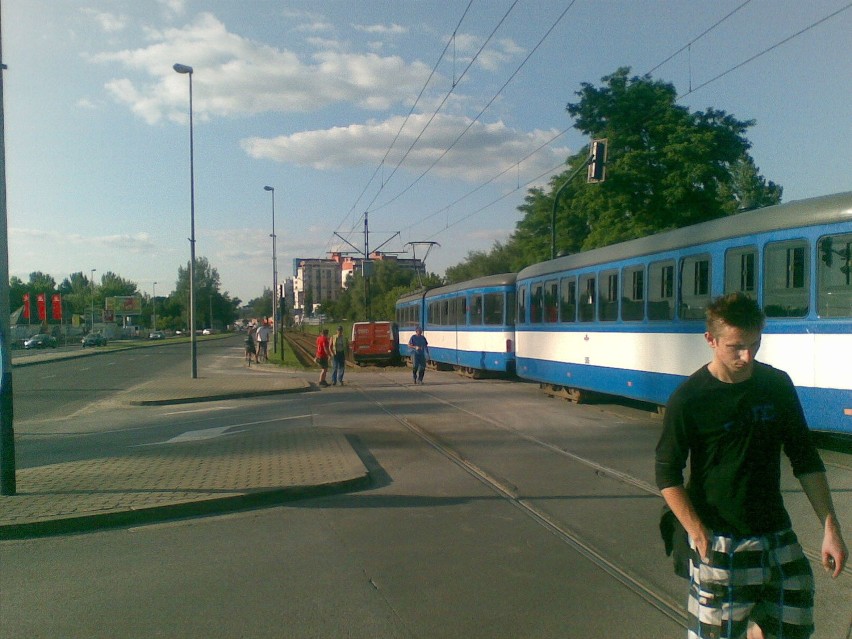 Kraków: wypadek na ul. Kapelanka. Samochód wjechał w tramwaj [ZDJĘCIA]