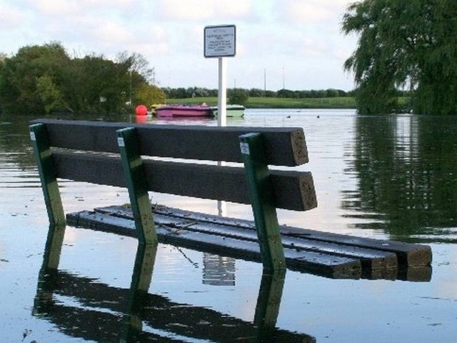 Jak zapewniają eksperci, gminie nie grozi powódź. Aby to się stało, woda w Warcie musiałaby przybrać o około 80 cm.