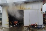 Pożar hali magazynowej w Katowicach. Pięć zastępów walczyło z ogniem. Prawdopodobna przyczyna - zwarcie instalacji