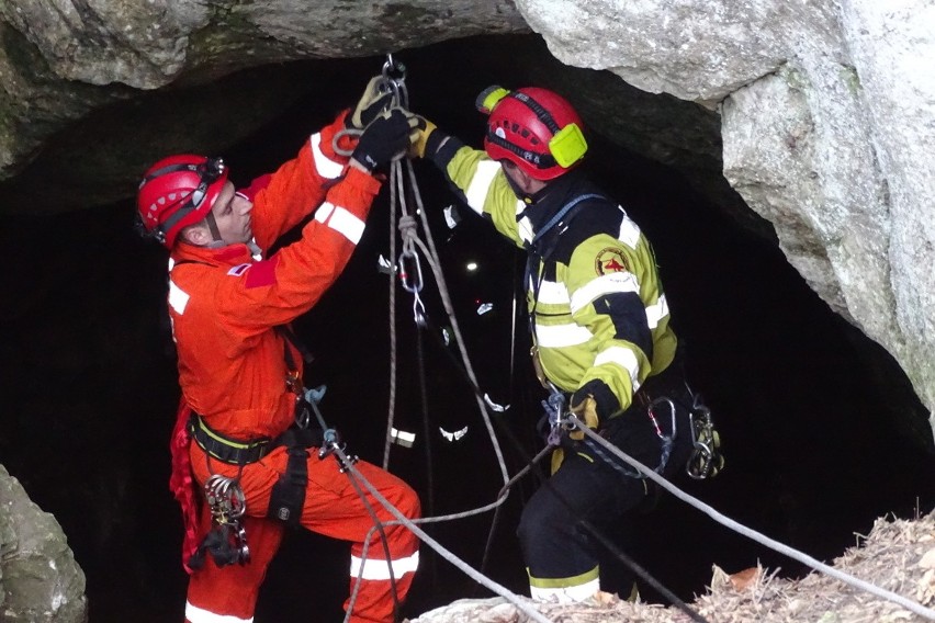 Ćwiczenia strażackie w jaskini w Podlesicach