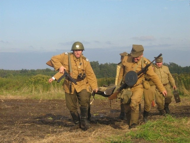 Pasjonaci historii i mundurów w Namysłowa.