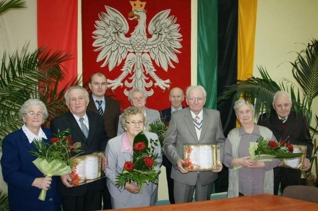 Część nagrodzonych par z kierownikiem USC w Lasowicach Wielkich Piotrem Lizoniem.