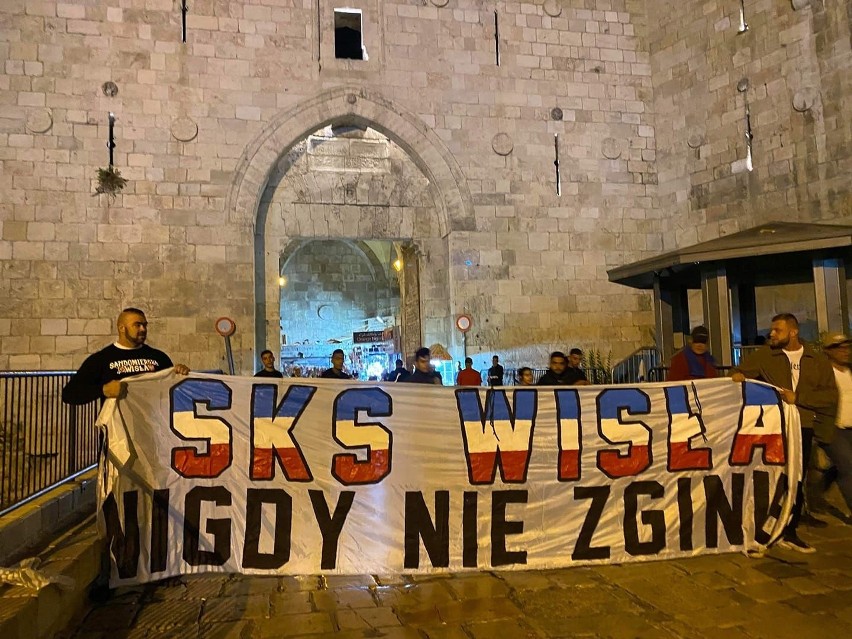 Kibice wspierają Wisłę Sandomierz na meczu Polski z Izraelem. Transparent SKS Wisła nigdy nie zginie w Jerozolimie