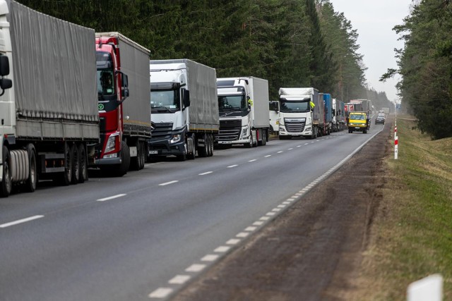 Kolejka tirów do przejścia w Bobrownikach (zdjęcie z marca 2022 r.)