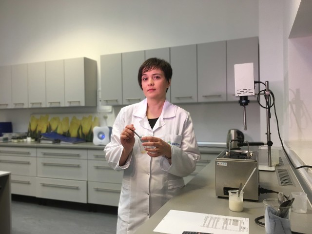 Edyta Wilk-Domalewska jest absolwentką chemii na UO i studiów podyplomowych z kosmetologii w Łodzi.