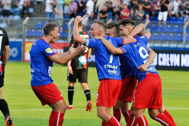 Krzysztof Janus (z lewej) w ostatnich dwóch meczach Odry zdobył dwa gole. Oby w Katowicach przynajmniej podtrzymał serię "gol na spotkanie".