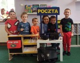 Tęczowe Nutki z Przedszkola Motylek w Kazimierzy Wielkiej świętowały Dzień Listonosza i Dzień Poczty. Dzieci dobrze się bawiły [ZDJĘCIA]