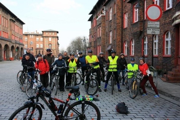 Rowerzyści z Chorzowa organizują wspólne wycieczki po ciekawych miejscach w naszym regionie. Tutaj wspólne zdjęcia z wyprawy na Nikiszowiec