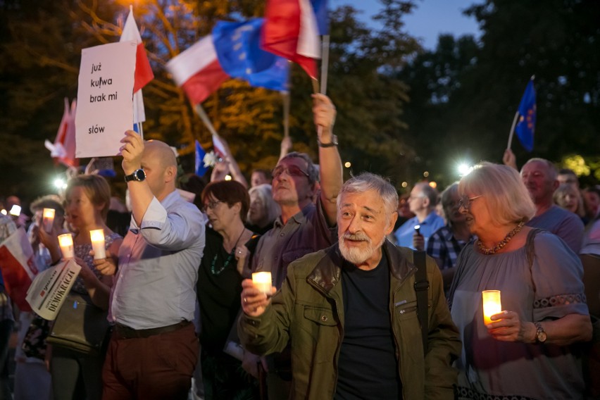 Łańcuch światła dla sądów. Tak protestowali mieszkańcy Krakowa [ZDJĘCIA]