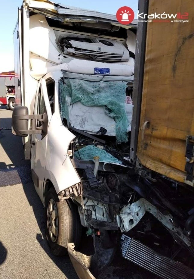 Śmiertelny wypadek na A4. Bus wbił się w tył samochodu ciężarowego