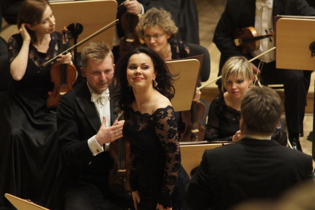 Aleksandra Kurzak z koncertmistrzem Filharmonii Poznańskiej Marcinem Suszyckim
