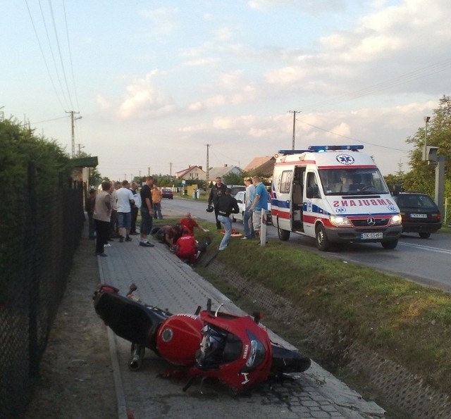 Motocyklista po uderzeniu w auto został wyrzucony kilkanaście metrów od jednośladu.