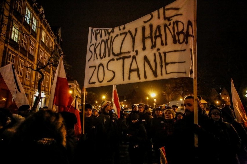 Demonstracja KOD przed biurem poselskim PiS w Gdańsku [ZDJĘCIA]
