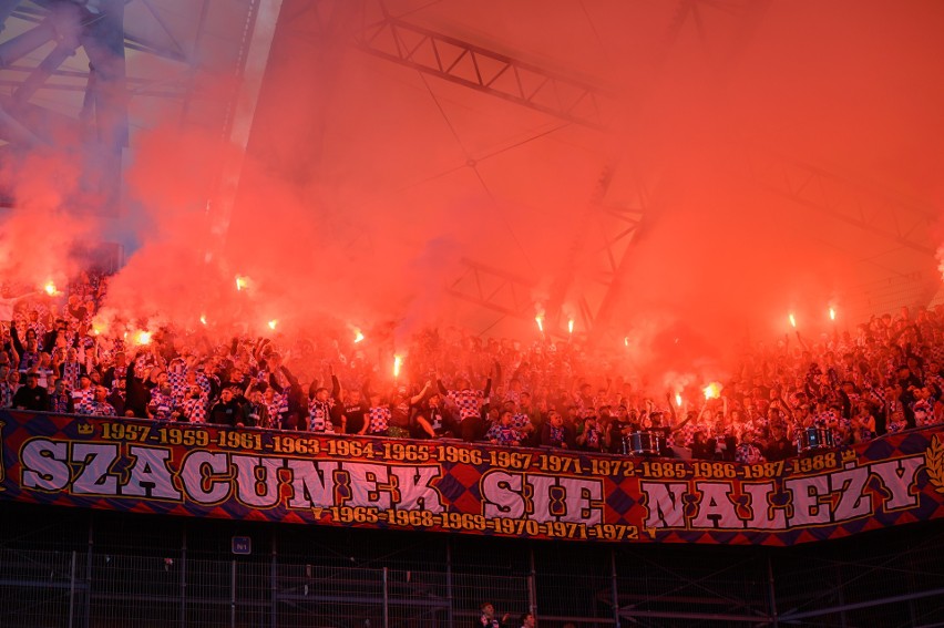 Lukas Podolski z kibicami Górnika Zabrze w sektrze gości w Poznaniu. To jego drugi wyjazd. Ultrasi Lecha zaprezentowali oprawę