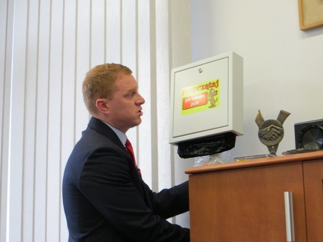 Burmistrz Daniel Marchewka pokazuje jedną ze skrzynek z psimi pakietami, które w połowie maja staną w 35 punktach miasta.