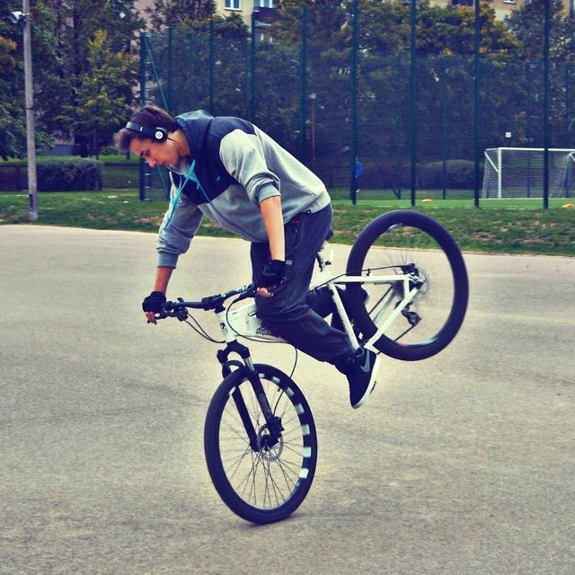 „Stoppie”, czyli jazda na przednim kole roweru, to ulubiona akrobacja Emila.
