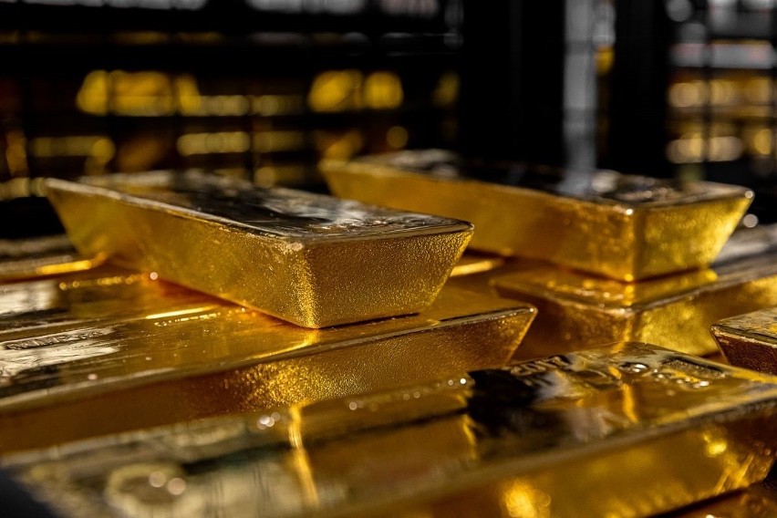 W celu upamiętnienia powrotu złota do Polski NBP wyemituje w...