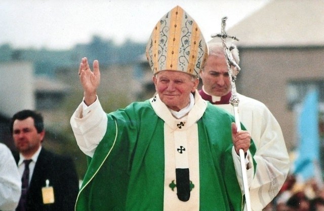 Ojciec Święty Jan Paweł II podczas pielgrzymek na Podkarpacie. Nz. Rzeszów Błonia.