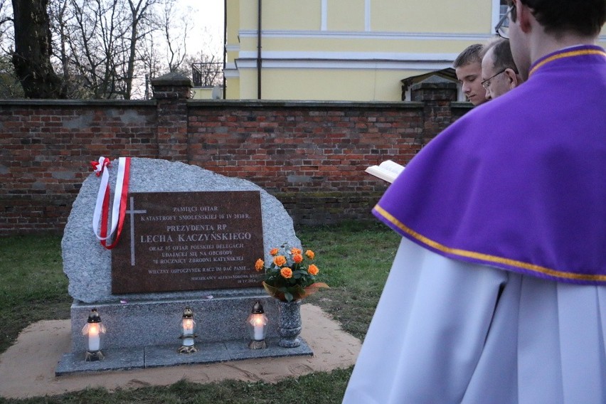 Głaz z tablicą ustawiono przy kościele pw. Przemienienia...