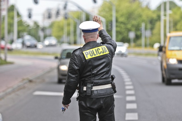 Piotr JędzuraW czwartek, 19 maja, zielonogórska drogówka ustawiła się na al. Wojska Polskiego. Policjant monitorował przejście dla pieszych przy ul. Dąbrówki. Efekt to mandaty, dużo mandatów.Niektórzy kierowcy jakby nie zdawali sobie sprawy, że przed zieloną strzałką trzeba się zatrzymać. Tak, jak przed znakiem stop. - Przecież zwolniłem - tłumaczył się co drugi kierujący. - Trzeba się zatrzymać, a nie tylko zwolnić - wyjaśniali policjanci, jednocześnie sięgając po bloczki mandatowe.Mandat za zbagatelizowanie zielonej strzałki wynosi 100 zł oraz jeden punkt karny. Nie upiekło się również pieszym, którzy złamali przepisy. Mandaty dostali ci, którzy przechodzili przez czerwonym świetle.Zielonogórska policja przypomina, że akcja jest robiona po to, aby uczulić kierujących na problem potrąceń w mieście. - Nam chodzi o bezpieczeństwo na drogach i przestrzeganie przepisów z tym związanych - wyjaśnia podinsp. Jarosław Tchorowski.Przeczytaj też:  Pirat gnał 180 km/h w miejscu, gdzie wolno 90 km/h [WIDEO]