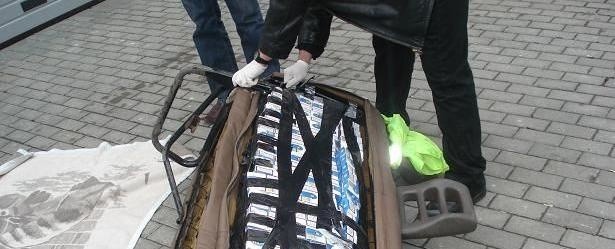 Pięć tysięcy paczek przemyconych papierosów za 50 tysięcy złotych [wideo, zdjęcia]