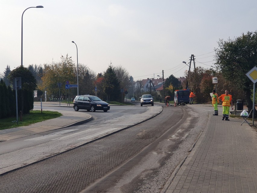 Dożynkowa zmienia asfalt. Na razie zdejmują nawierzchnię jezdni, żeby położyć nową