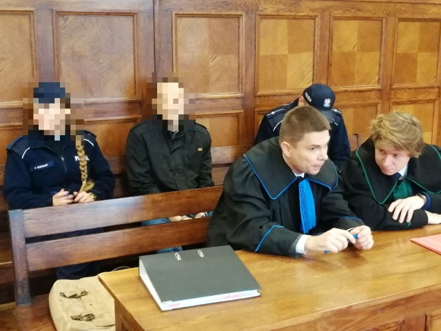 Główny oskarżony Michał J. został osadzony w areszcie śledczym. Do sądu jest doprowadzany pod eskortą policjantów.
