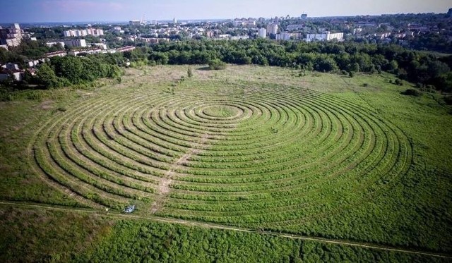 Land art Jarosława Koziary na górkach czechowskich