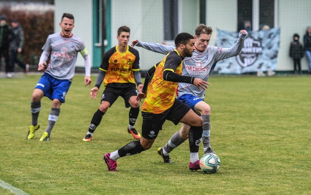 Piłkarze Sportisu (żółte koszulki) i Budowlanego KS oraz pozostałe zespoły z IV ligi nowy sezon mają rozpocząć na początku sierpnia