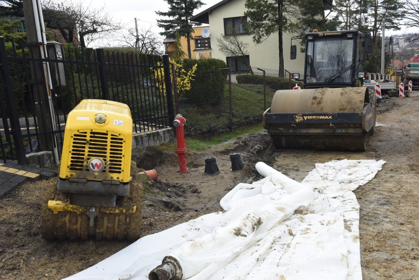 Prace związane z przebudową bardzo wąskiej ulicy Pasternik...