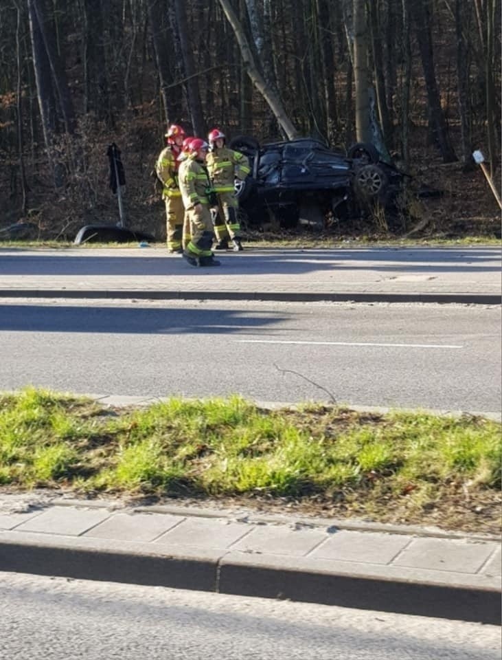 Śmiertelny wypadek w Gdyni. Nie żyje 18-letni pasażer....