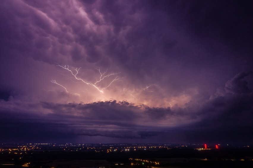 Potężna burza nad Świętokrzyskiem. Zobacz niesamowite błyskawice (WIDEO i ZDJĘCIA Z DRONA) 