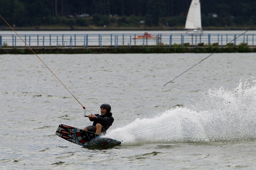 Wake Show Lublin. Akrobacje na Zalewie Zemborzyckim w zawodach amatorów wakeboardingu. Zobacz zdjęcia