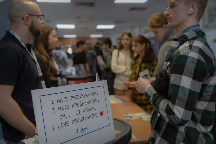 Targi Praktyk i Staży Politechniki Białostockiej. Przedstawiciele kilkudziesięciu firm przedstawiają studentom swoje oferty 