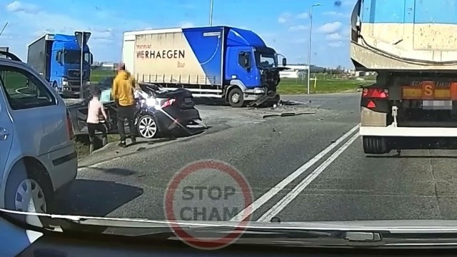 Kierujący volkswagenem nie ustąpił pierwszeństwa kierowcy lexusa, którego pojazd uderzył z impetem w stojącą obok ciężarówkę.